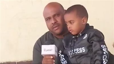 عامل باليومية يستغيث لعلاج ابنه من ضمور العضلات بالسويس: الحقنة بـ5 مليون ونفسي حد يساعدني | بث مباشر