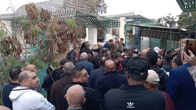 شهيد السرطان.. أهالي بورسعيد يشيعون جثمان كبير مشجعي النادي المصري| صور