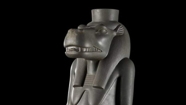 تمثال معبودة على