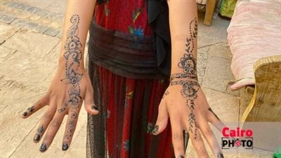 تاتو الصعايدة.. الحناء عادة متوارثة للفرح ورمز للفأل الحسن عند الفراعنة