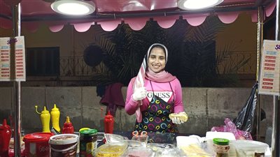 طالبة بالثانوية تبيع الساندوتشات على عربة في البحيرة: بصرف على دراستي منها