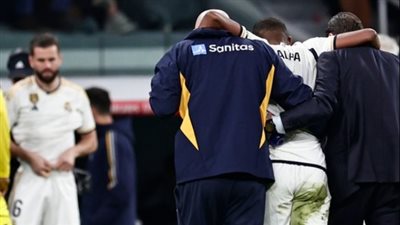 اللاعبون وضعوا أيديهم فوق رؤوسهم.. آخر تطورات إصابة ديفيد ألابا مدافع ريال مدريد