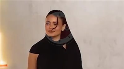 بغطاء رأس.. إطلالة مميزة لـ أسماء جلال في ثالث أيام مهرجان الجونة السينمائي | فيديو