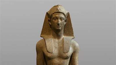 المتحف المصري يعرض تمثالا لملك بطلمي من الجرانيت الأحمر