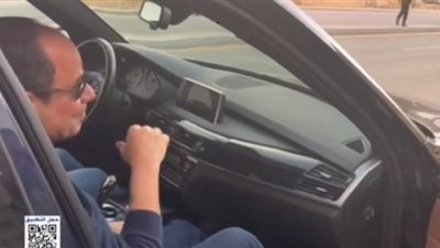 السيسي يجري حوارا مع عدد من المواطنين خلال سيره بشوارع القاهرة