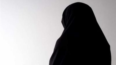 أستاذ فقه: يجوز للمرأة ارتداء نصف كم وإظهار شعرها وساقها أمام محارمها