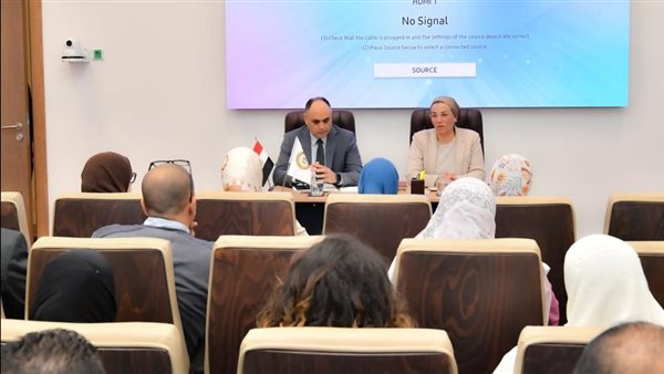 وزيرة البيئة تعقد