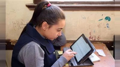 أولياء أمور يشتكون من عدم تسليم أجهزة التابلت لطلاب الصف الثالث الثانوي بإحدى مدارس البدرشين