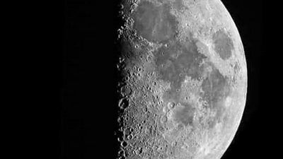 فرصة مثالية للتصوير.. القمر في التربيع الأول بشهر جمادي الآخرة اليوم