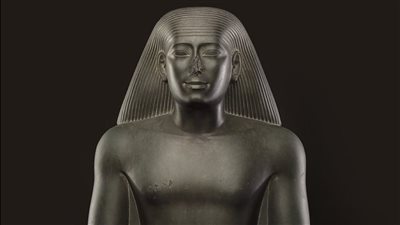 المتحف المصري بالتحرير يعرض تمثالا لـ وزير من عصر الأسرة 26