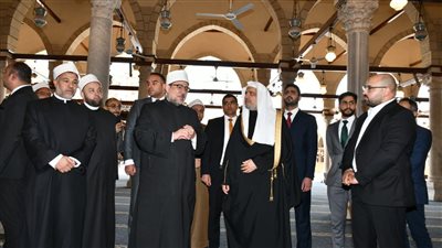 أمين عام رابطة العالم الإسلامي يشيد بعمارة مساجد آل البيت في مصر 