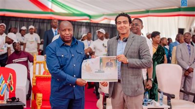 تزامنًا مع فوزه بولاية جديدة.. رئيس بوروندي يرفع صورة الرئيس السيسي بافتتاح الحوار القاري