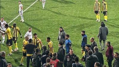 توقف مباراة طرابزون وإسطنبول سبور في الدوري التركي بعد انسحاب الأخير