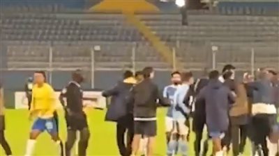 عقب انتهاء المباراة.. مشاجرة واشتباكات بالأيدي بين لاعبي بيراميدز وصن داونز| بث مباشر 