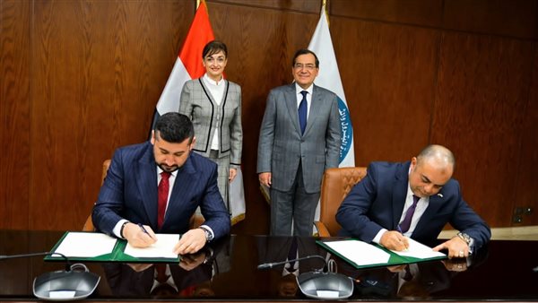 جانب من التوقيع