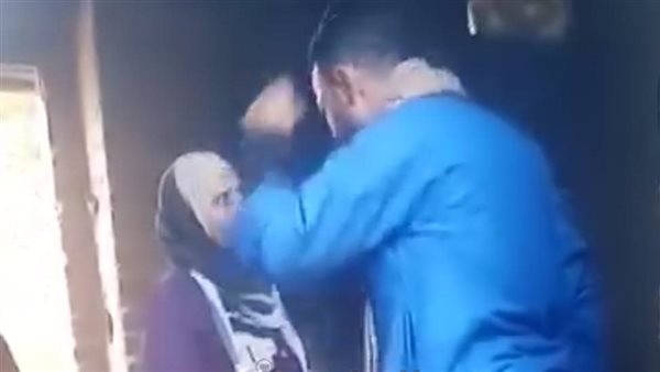 شخص يهدد سيدة بسلاح