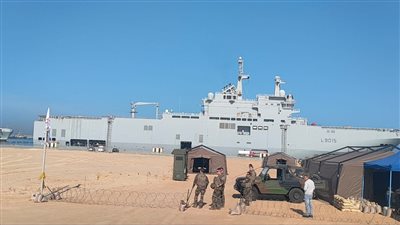 نقل 16 مصابًا فلسطينيًا للعلاج في مستشفيات السفن الإيطالية والفرنسية بميناء العريش