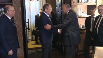وزير الخارجية يلتقي نظيره الروسي على هامش مشاركته في المنتدى العربي الروسي