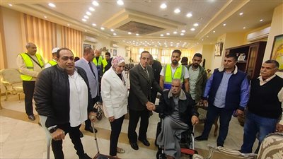 محافظ شمال سيناء يسلم كراسي متحركة وماكينة خياطة لذوي الاحتياجات الخاصة بالعريش