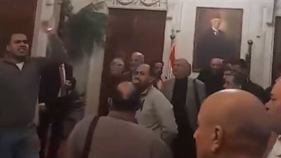 اللجنة العليا فين.. هتافات واعتصامات في حزب الوفد للمطالبة برحيل يمامة| بث مباشر 