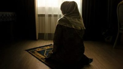 أستاذ فقه: لا يجوز دخول المرأة الحائض المسجد حتى لدروس العلم