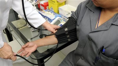 دراسة: ارتفاع ضغط الدم والكوليسترول قبل 55 عامًا يزيد من خطر الإصابة بأمراض القلب