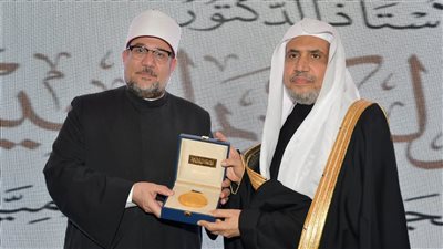 منح وسام رابطة العالم الإسلامي لوزير الأوقاف تقديرًا لجهوده المتميزة 