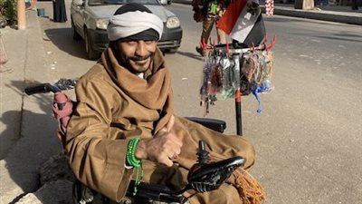 بكرسي متحرك..كفاح شاب أقصري من ذوي الهمم: بصرف على بيتي ونفسي في كُشك 