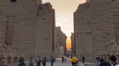 بحضور المئات.. تعامد الشمس على قدس الأقداس بمعابد الكرنك بالأقصر| بث مباشر 