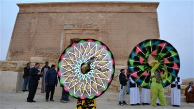 بالتنورة والمزمار.. احتفالات بتعامد الشمس على قدس الأقداس بمعبد قارون في الفيوم | بث مباشر
