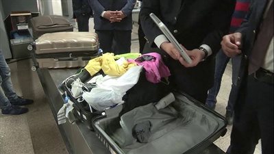 عائدان من إيطاليا يسقطان في فخ الصلصة.. ضبط 10 آلاف قرص أوكسيكودون مخدر بمطار القاهرة