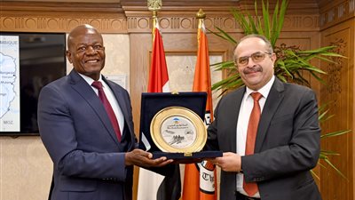 وزير الإسكان الزيمبابوي يبحث مع المقاولون العرب تنفيذ مشروعات بنية تحتية في بلاده