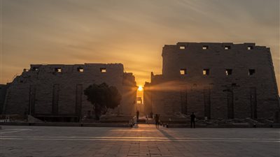 ضبط سائح بمطار الأقصر بقطعتين أثريتين من المعابد.. ومصدر: تشكيل لجنة تحقيقات على أعلى مستوى