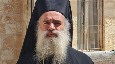مطران القدس: نتعرض لتهديدات وضغوط لتجاهل العدوان على غزة 
