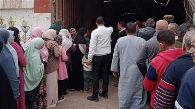 طوابير للمواطنين على معرض سلع غذائية بالمنوفية لشراء السكر | صور