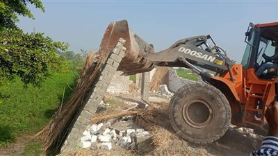 إزالة 102 حالة تعد بالبناء المخالف على الأراضي الزراعية بمراكز المنيا