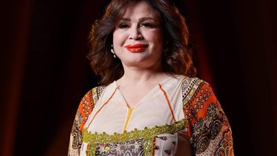 إلهام شاهين في ختام مهرجان الجونة: فستاني مستوحى من الصحراء والبدو كانوا بيلبسوا نفس الشياكة