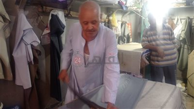 طلع مهندسين ودكاترة.. العم حبشي مكوجي رجل منذ نصف قرن بقنا: زبايني من العمد والأعيان