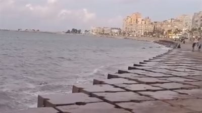 تحذيرات من ارتفاع أمواج البحر بالإسكندرية بالتزامن مع بدء نوة الفيضة الصغرى | بث مباشر