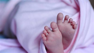 العثور على رضيعة متوفاة بمدخل أحد العقارات في شبرا الخيمة