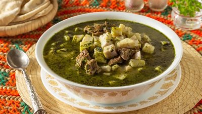 خطوات طريقة عمل القلقاس بالخضرة واللحمة والصلصة.. وصفات لذيذة للوجبة الشتوية