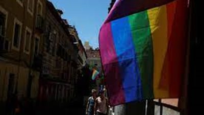أول منطقة إسبانية تتراجع.. مدريد تتجه لرفع الحماية عن المثليين والمتحولين جنسيًا 