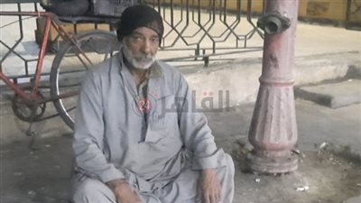 بواجه قسوة الحياة بالغناء.. عم إبراهيم أكبر عازب بالمنيا: ببيع خردوات على الأرصفة ونفسي أعيش اليومين اللي فاضلين بالستر | صور وفيديو