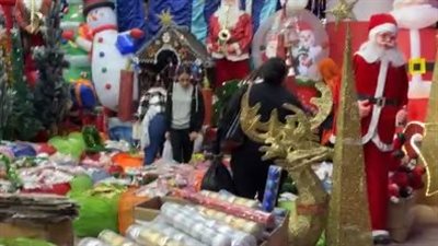 إقبال من المواطنين على شراء زينة الكريسماس ورأس السنة في شبرا | بث مباشر