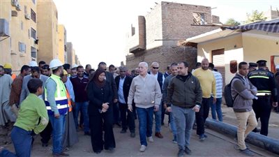 محافظ الأقصر يتدخل لحل أزمة طفح المياه بمساكن الأهالي بالرياينة 