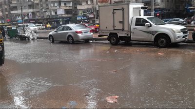 نوة الفيضة الصغرى| الأمطار تضرب الإسكندرية.. ونشر سيارات الصرف الصحي بالشوارع