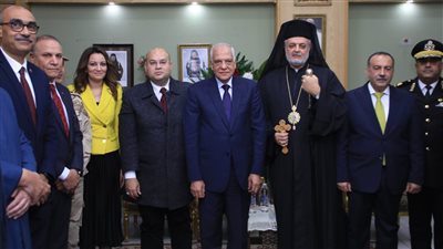 محافظ الجيزة يزور الكنيسة الكاثوليكية لتهنئة الأقباط بعيد الميلاد المجيد