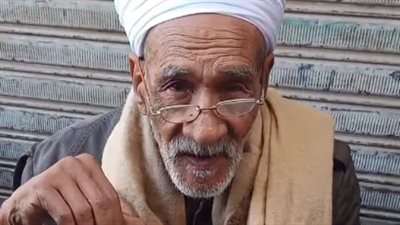 مسن يبيع هواتف مستعملة بقنا: ببدأ شغلي يوميًا من الفجر.. ولو قعدت في البيت أعجز | بث مباشر