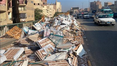 خسارة بالجملة.. انقلاب سيارة محملة بالسيراميك أعلى دائري البراجيل وانهيار السور الحديدي| صور