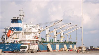 ميناء دمياط يستقبل 319 حاوية مكافئة بإجمالي بضائع تتجاوز 26 ألف طن